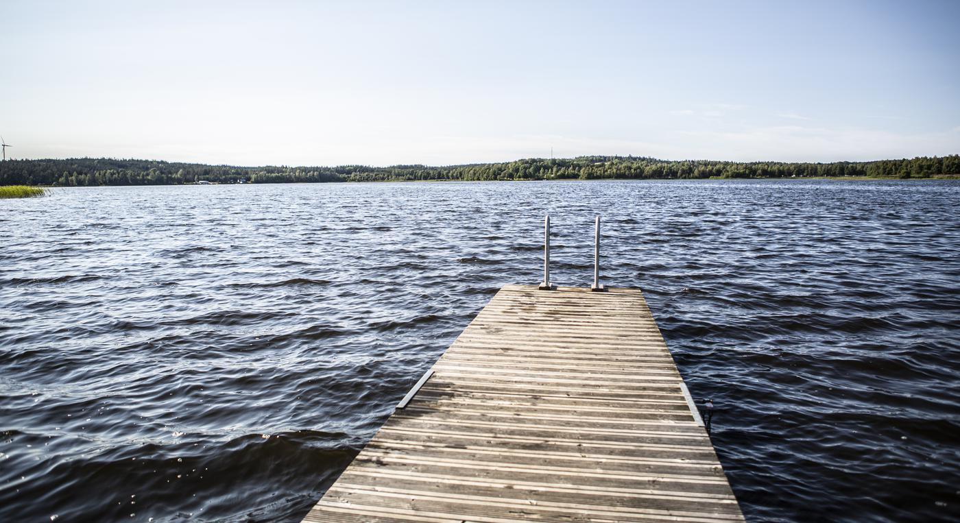 En brygga går ut över en sjö