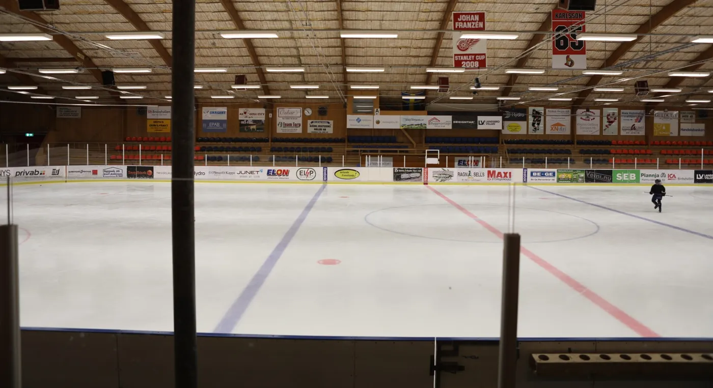 Vyn över isen inne i Borohallen.