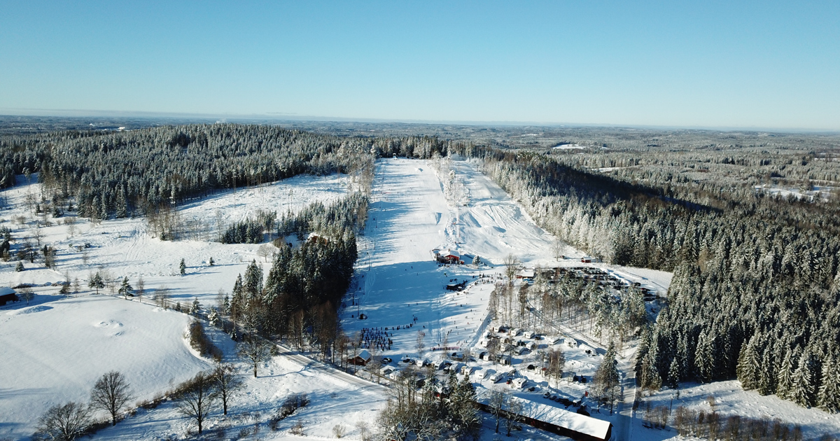 En flygbild över ett snötäckt fält.