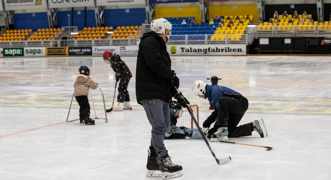 En grupp människor som spelar en ishockeymatch.