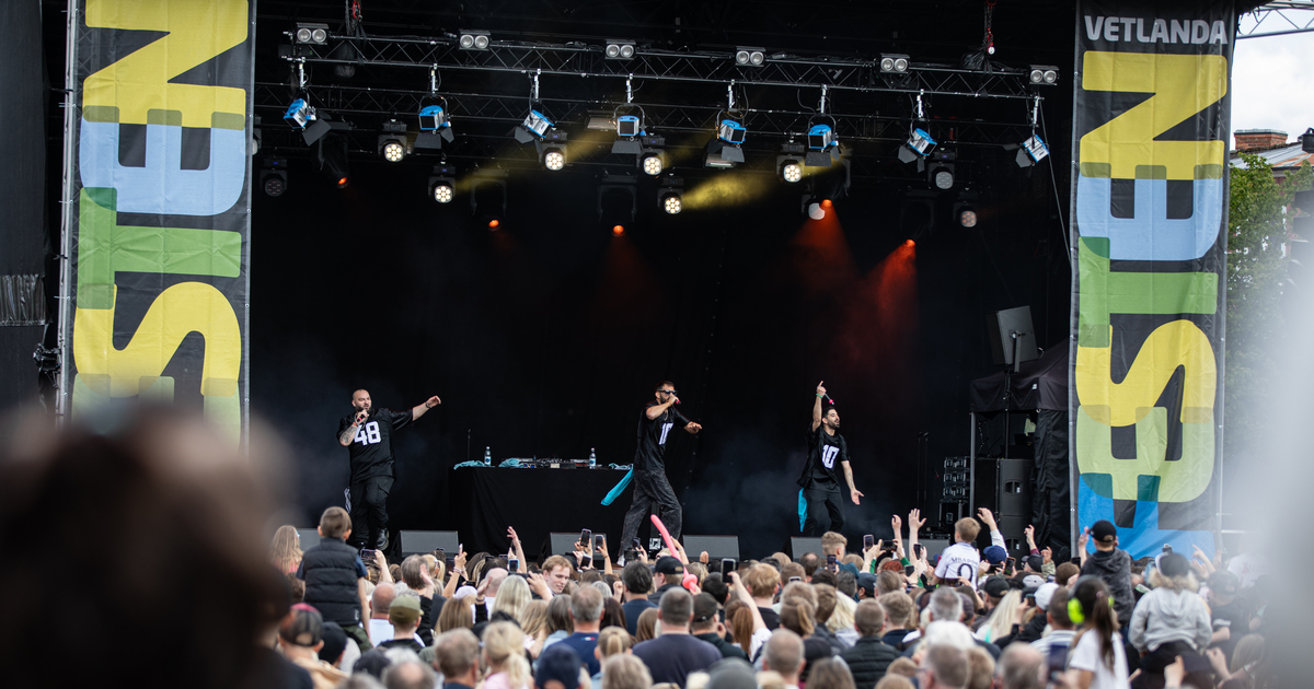 Artister på scen med publikhav framför.