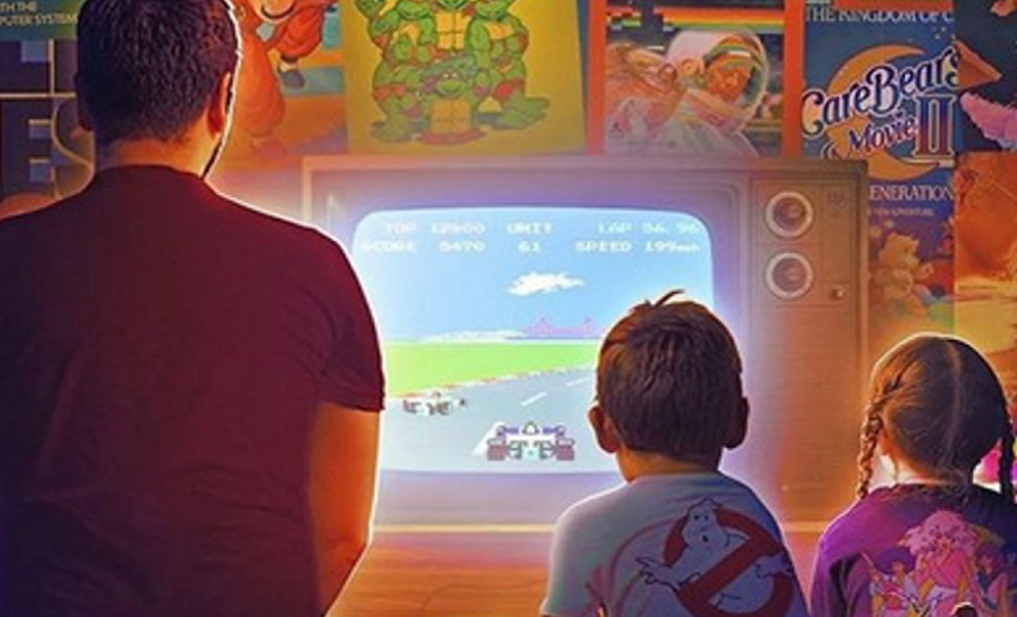 En nostalgisk bild där en pappa spelar ett retrospel tillsammans med sina två barn, en pojke och en flicka. Familjen sitter framöver en klassisk tjock-tv med spelkontroller i händerna. Miljön är färdglad med retrodetaljer. Bilden förmedlar glädje, gemenskap och känslan av att olika generationer möts genom spel.