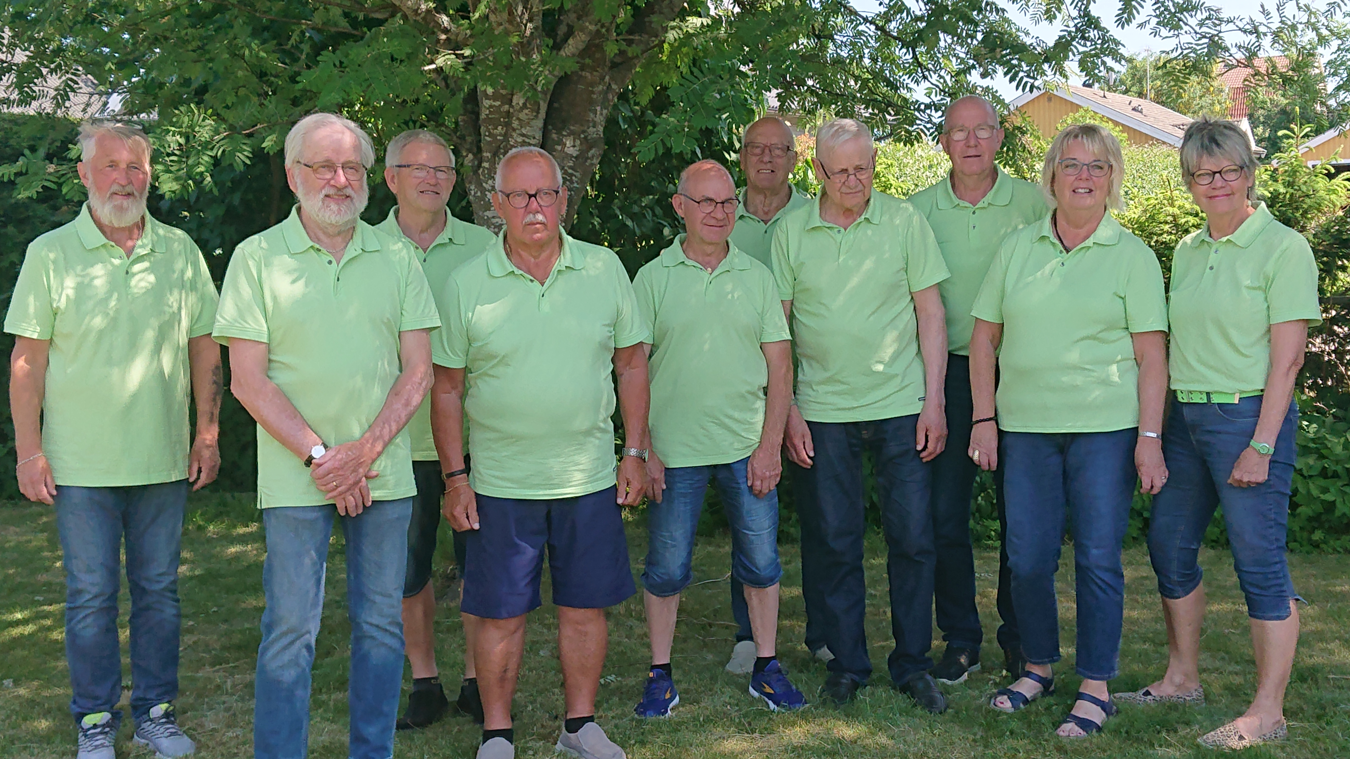 Vetlanda Dragspelsklubb i sommarkläder i samband med en spelning på IOGT i Vetlanda