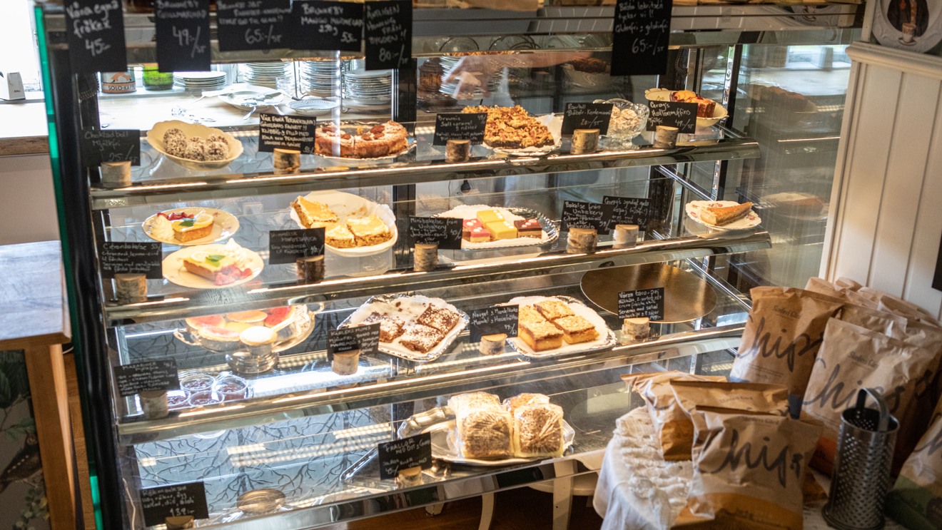 En cafédisk fylld med massor av olika sorters fika.