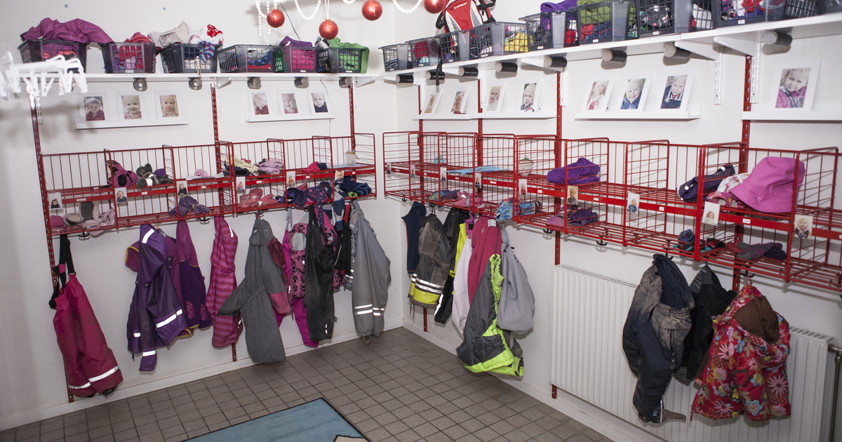 Kapprum med ytterkläder i barnstorlek