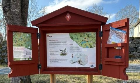 Ett av sägenskåpen i Smålands Trädgård