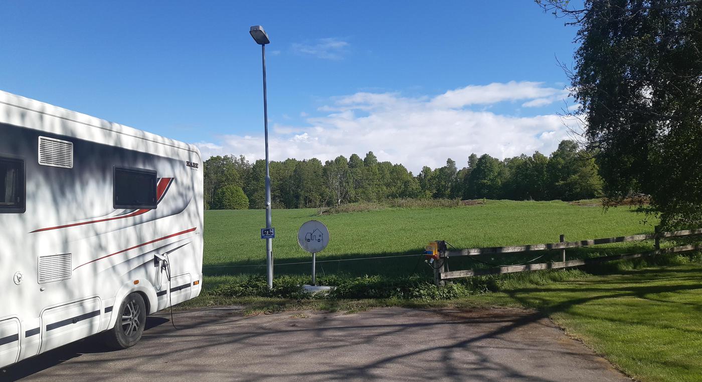 En husbil står parkerad på en yta avsedd för husbilar