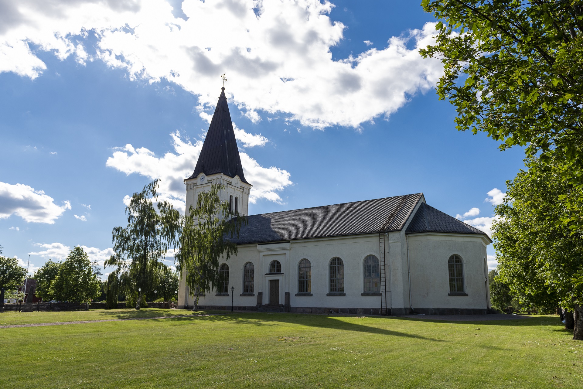 Lemnhults kyrka från södra sidan.