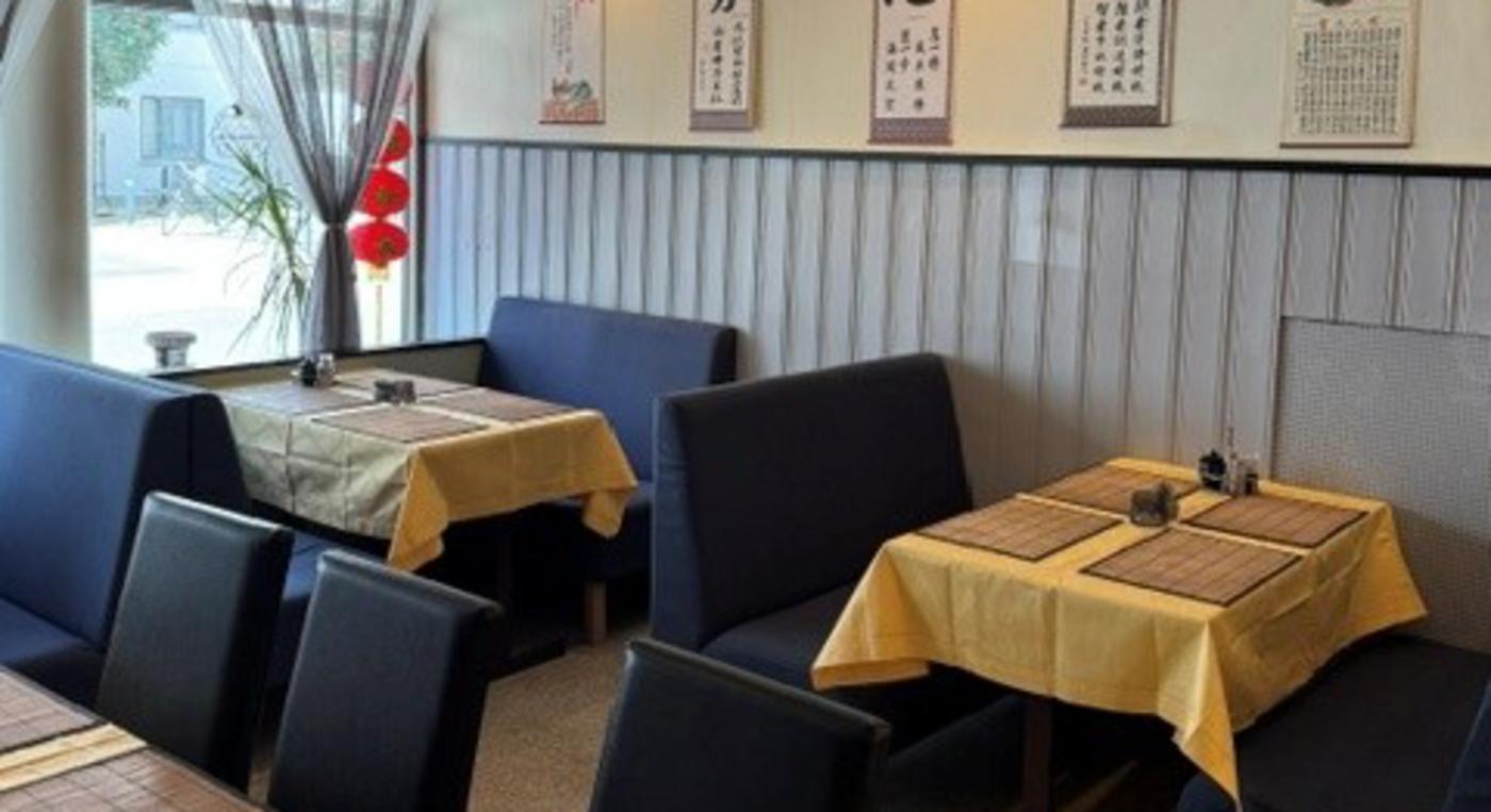 Bord och stolar inne i restaurangen.