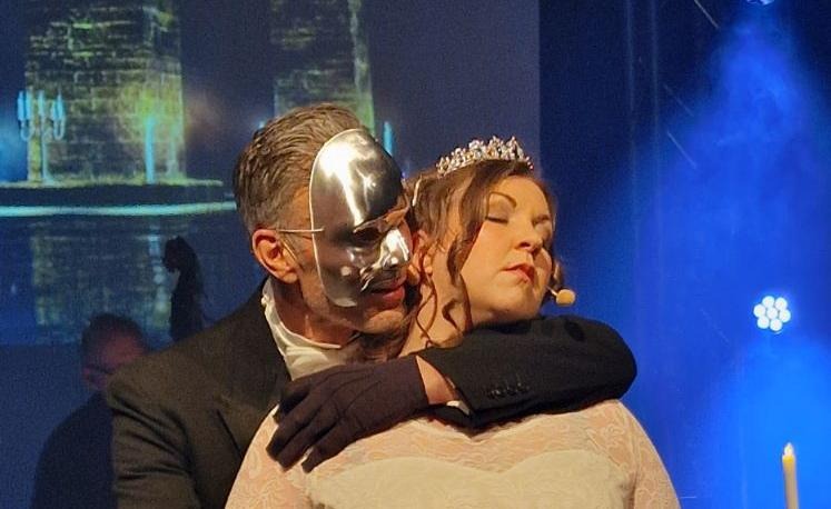 Patrik Strand och Julia Jonsson agerar som fantomen och Christine i musikalen Fantomen på operan