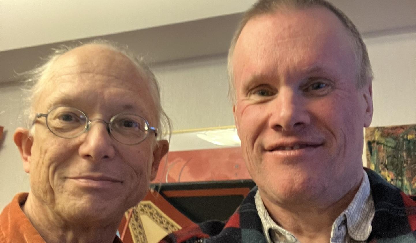 Två äldre män som tittar in i kameran.