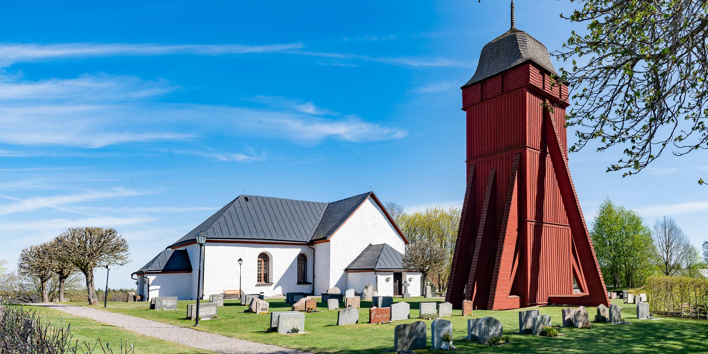 Nävelsjö kyrka med sin röda klockstapel.