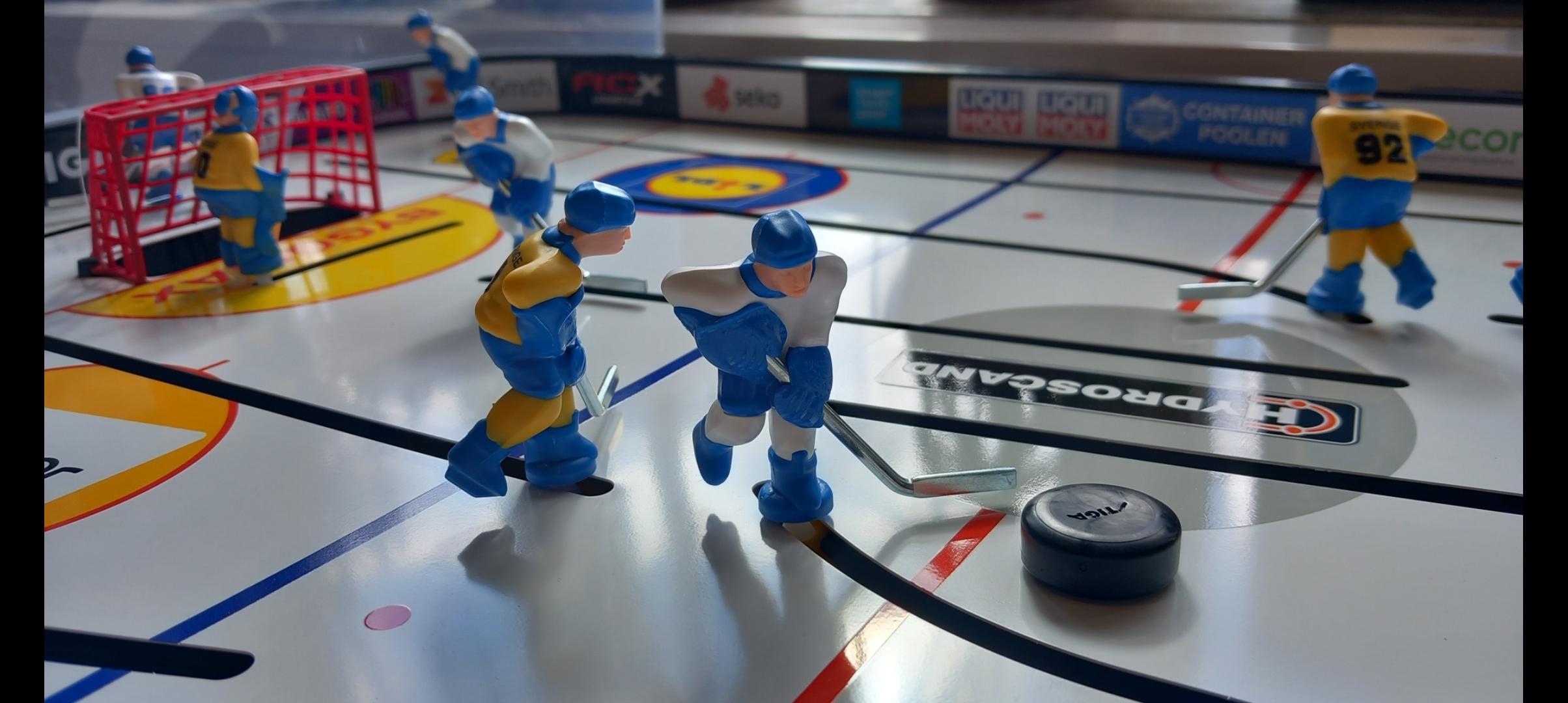 Bordshockeyspel med spelare