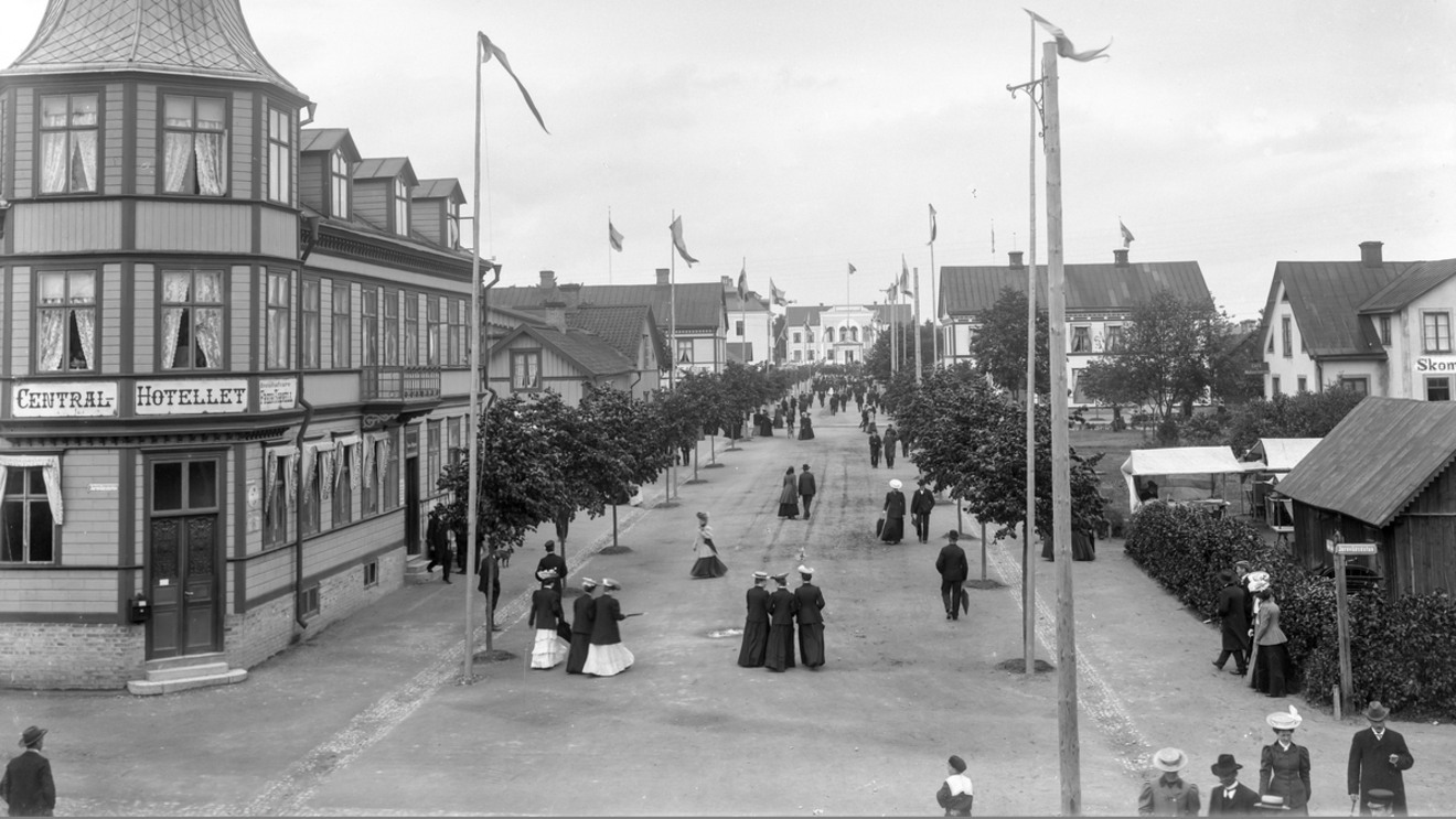 Ett svartvitt fotografi över Stationsgatan förr i tiden.