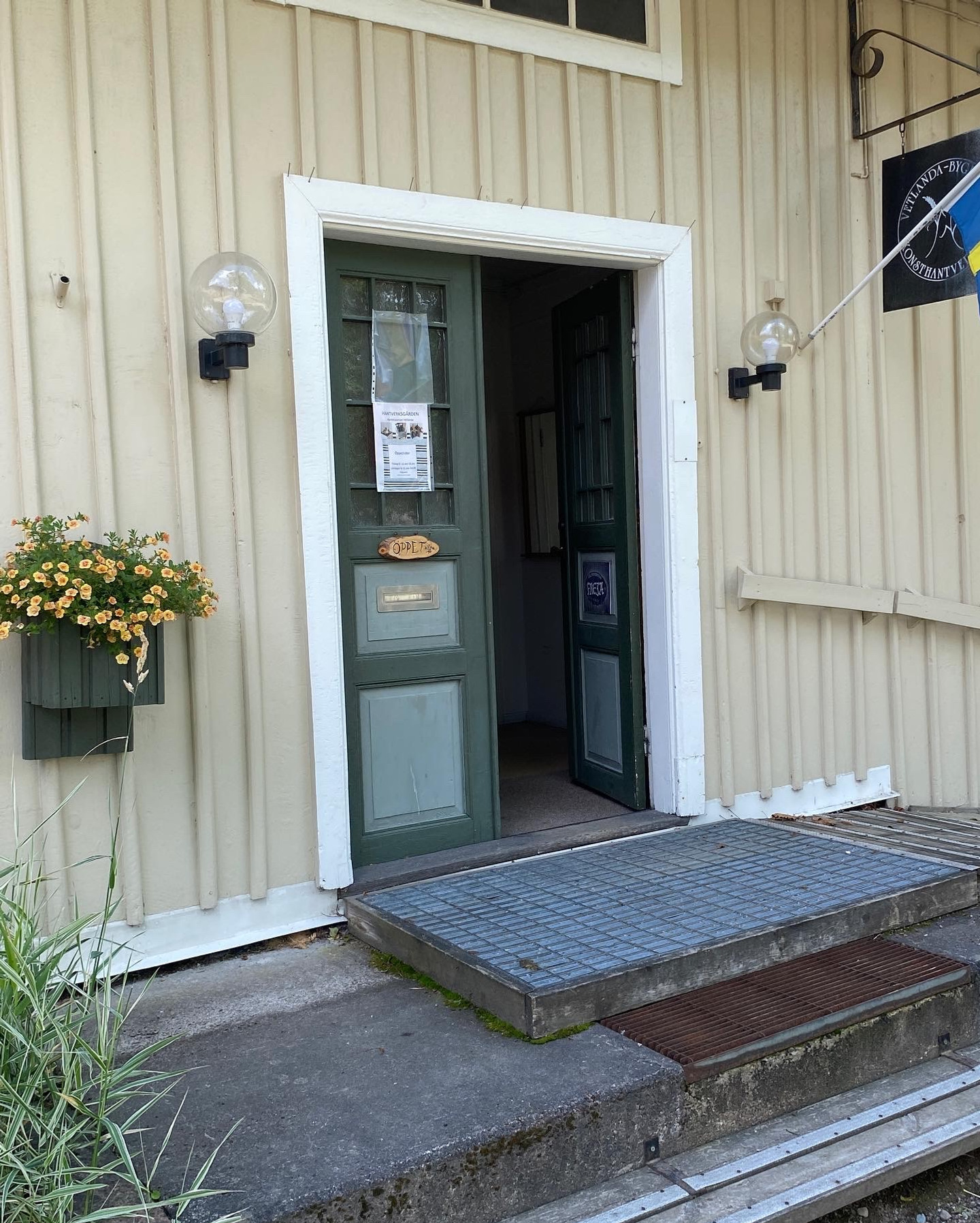 En dörr till en byggnad med en skylt på.