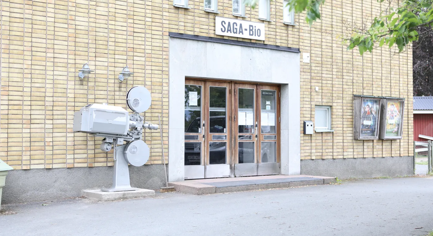 Entrén till en gammal biograf i en gul tegelbyggnad. Utanför står en gammal projektor.