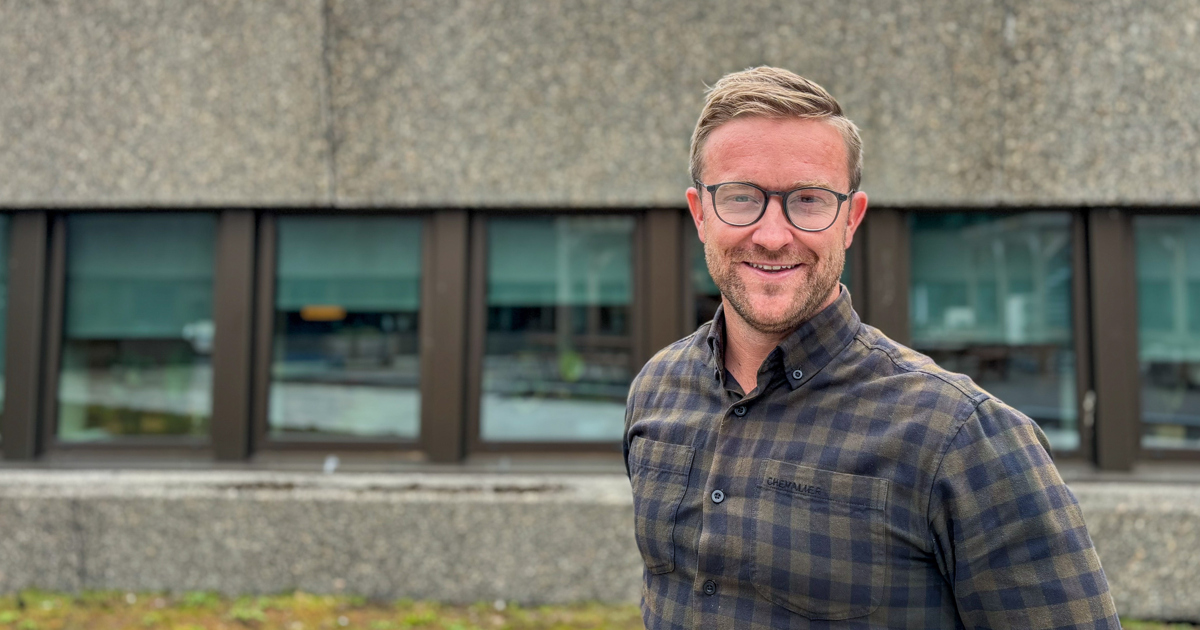 Man framför stadshuset.