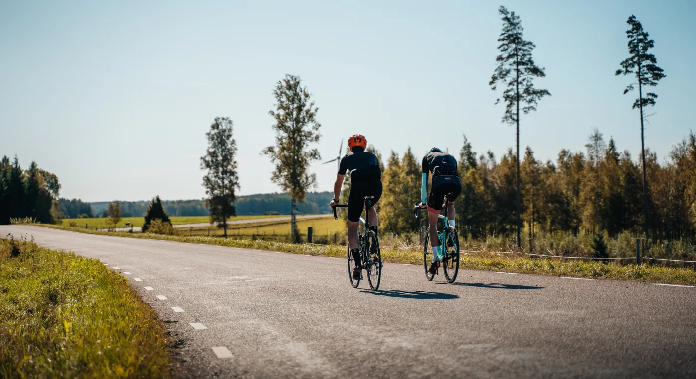 Några personer som cyklar längs en väg.