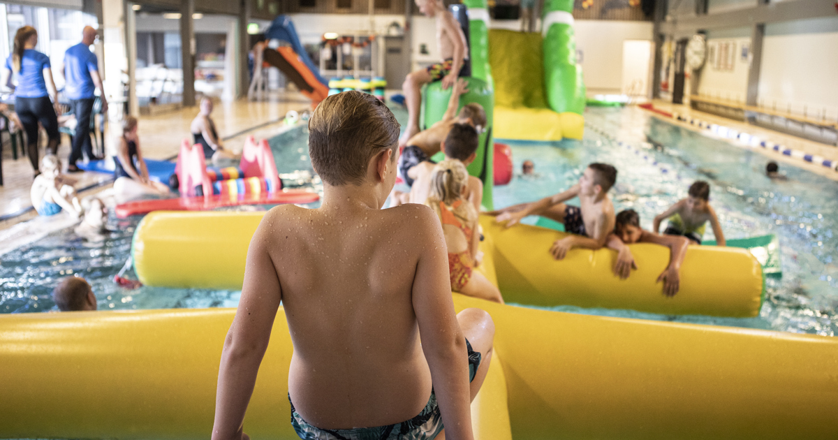 En grupp barn i en simbassäng.