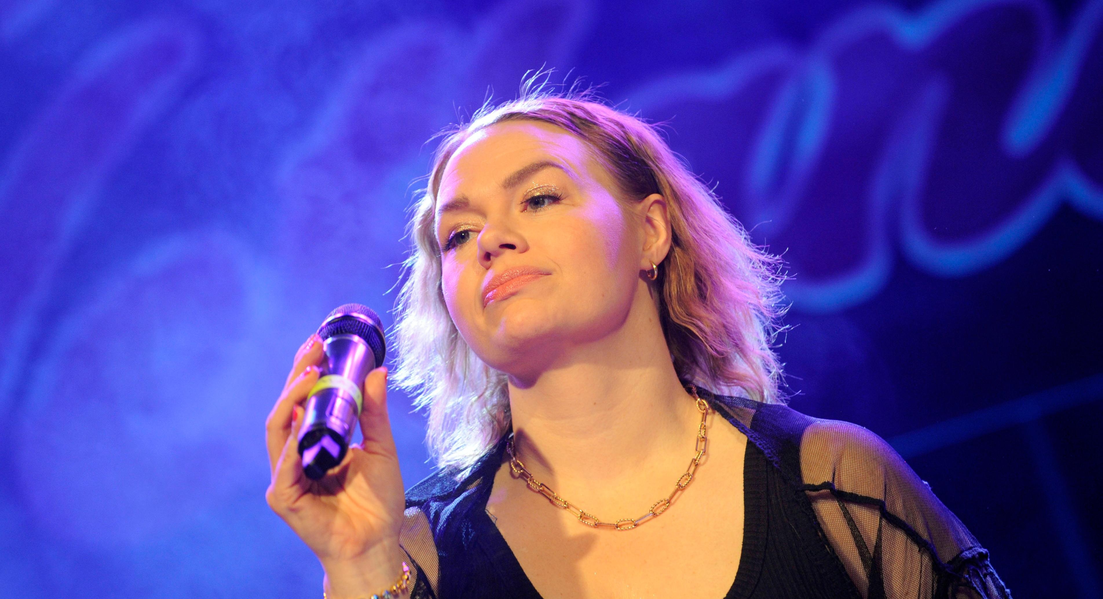 Marica Nietsch med micken i hand.