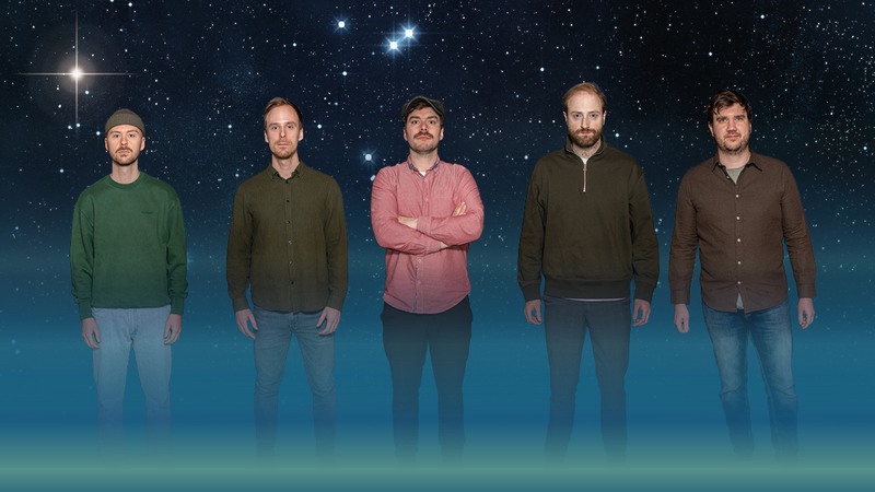 Bild på fem män med rymd och stjärnor i bakgrunden