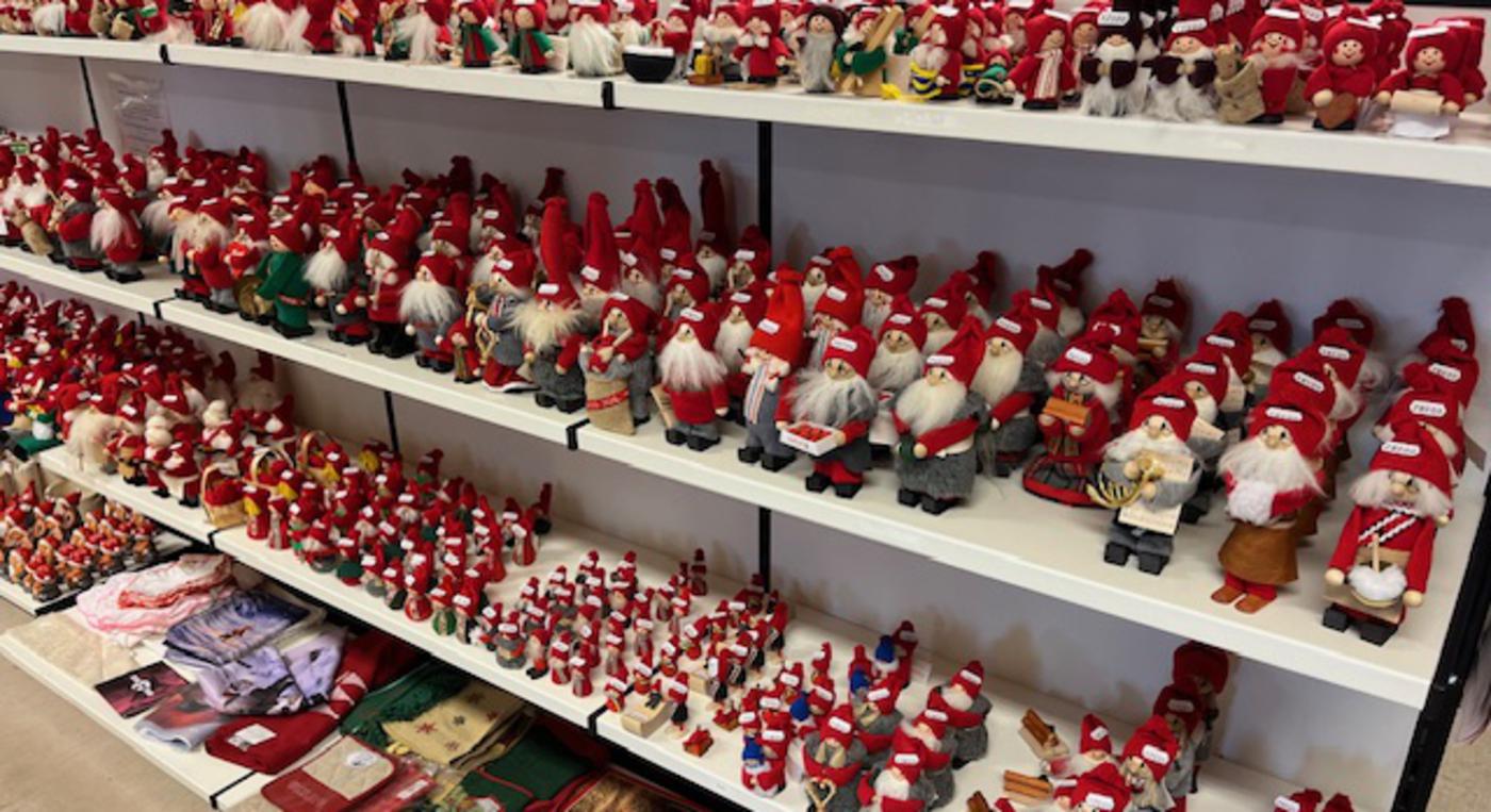 Hyllor fyllda med tomtar på Tomteverkstaden.