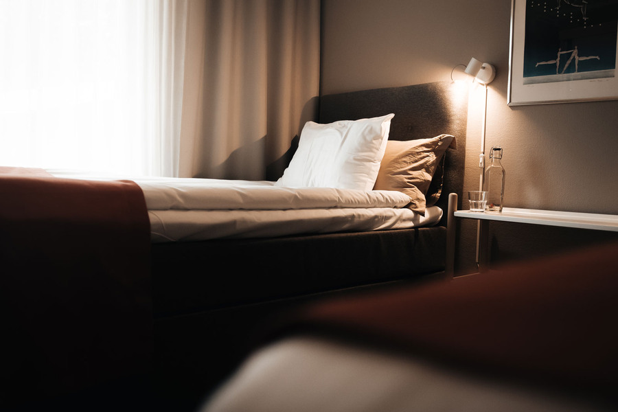 En säng på ett hotellrum.