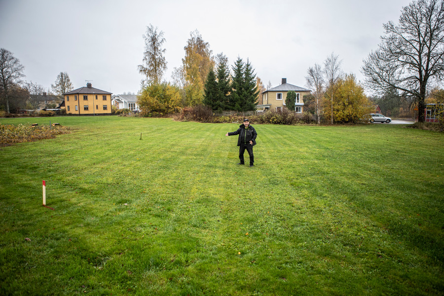 Inge Bengtsson står på en stor gräsplätt och pekar med handen.