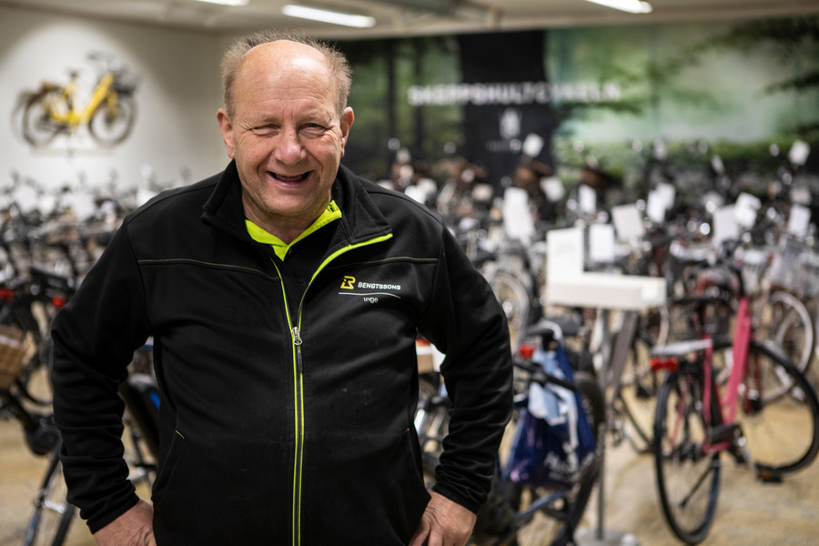 Inge Bengtsson står framför cyklarna i sin butik.