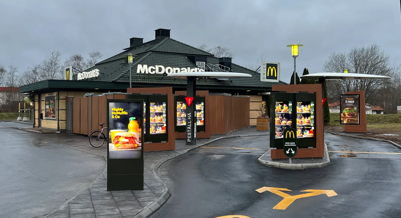 En McDonald’s-snabbmatsrestaurang en regnig dag.