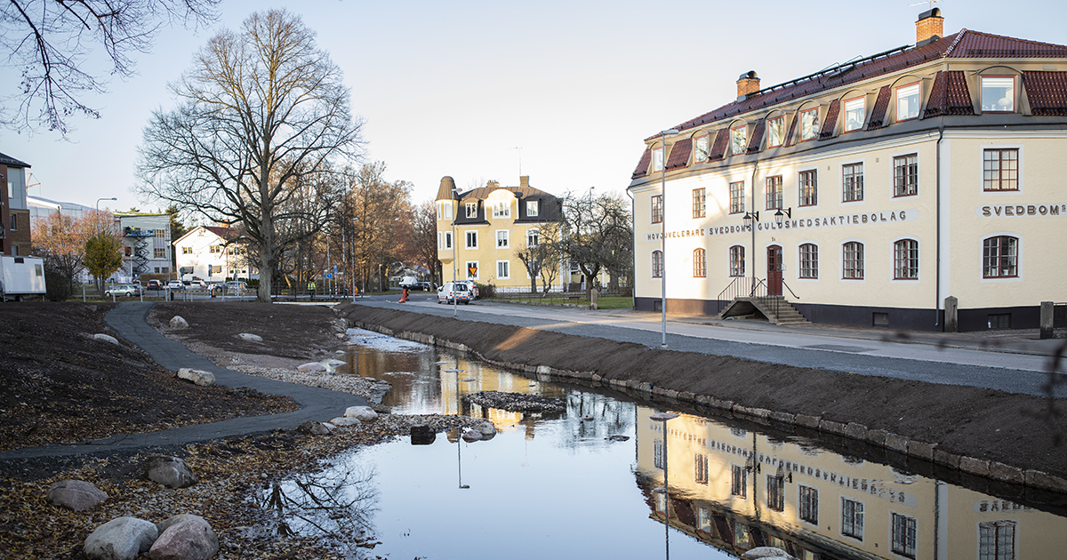 Vetlanda kommun har återskapat en mer slingrande bäck och skapa en flack vegetationsyta som bäcken kan svämma över vid behov.