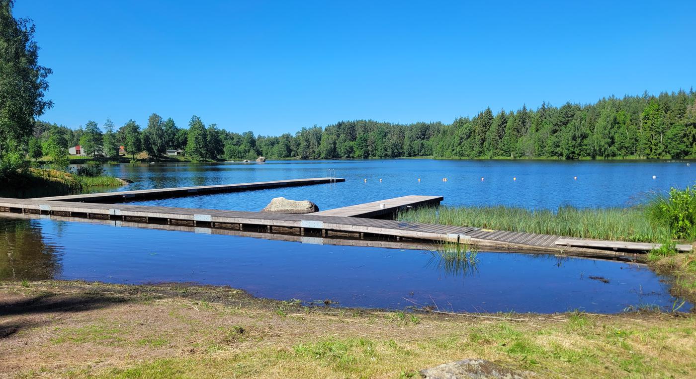 En stor brygga med flera vinklar ligger i en sjö