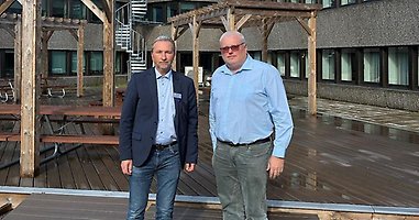 Kommunens vård- och omsorgschef Andreas Witt och vård- och omsorgsnämndens ordförande Anders Bengtsson står bredvid varandra.
