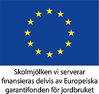 EU-flagga med texten "Skolmjölken vi serverar finansieras delvis av Europeiska garantifonden för jordbruket.".